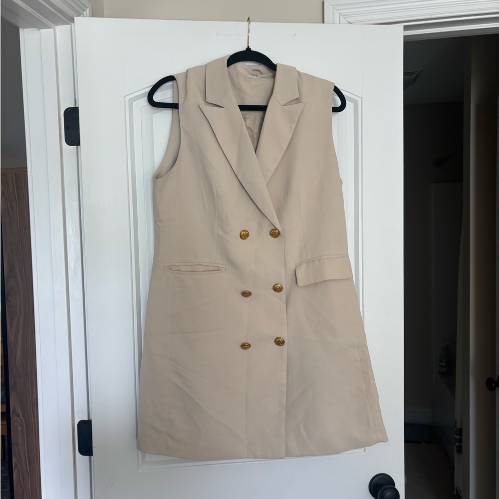 Sleeveless Beige Double-Breasted Vest